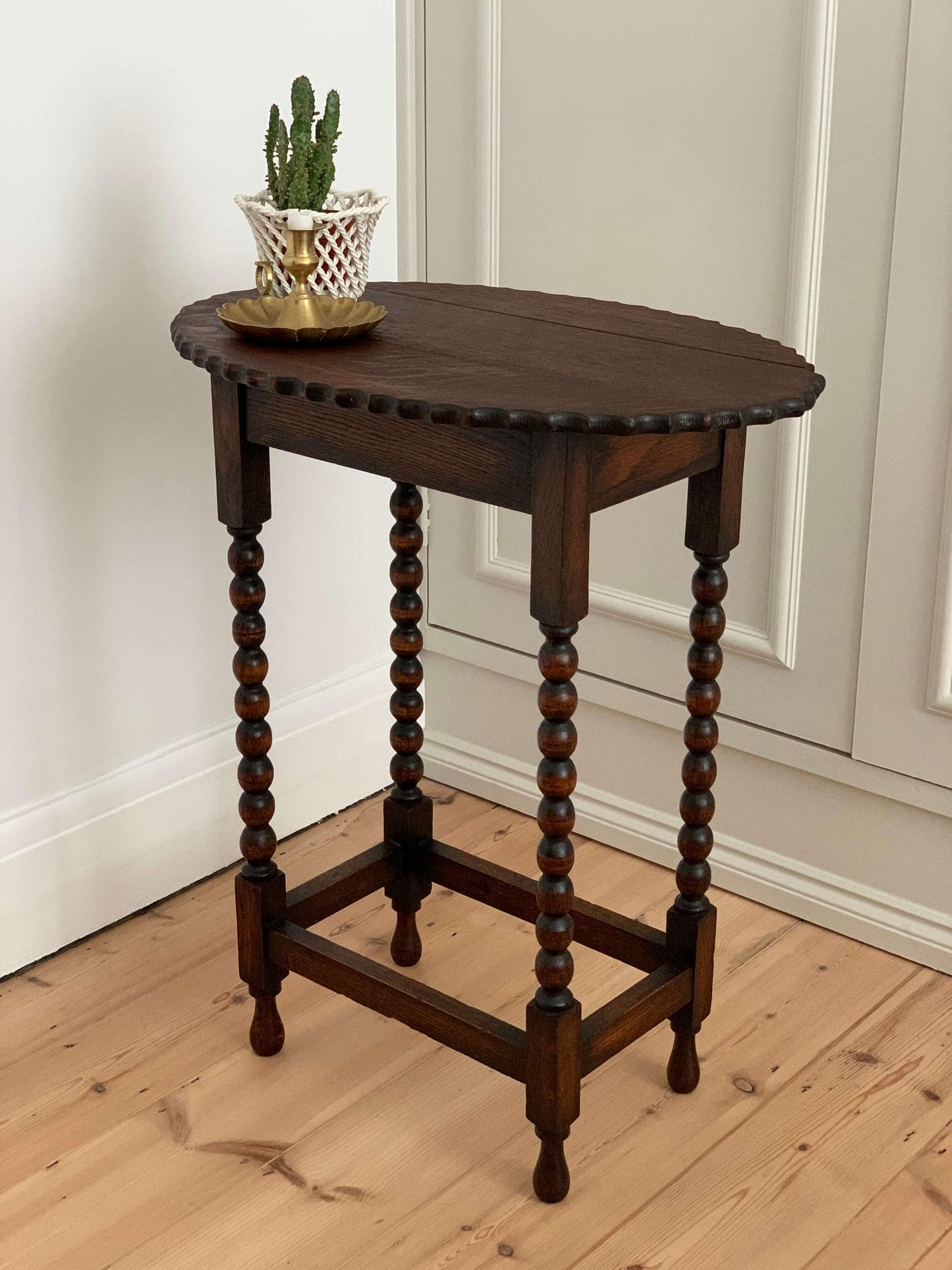Antique oak table with scalloped edges and bobbin legs